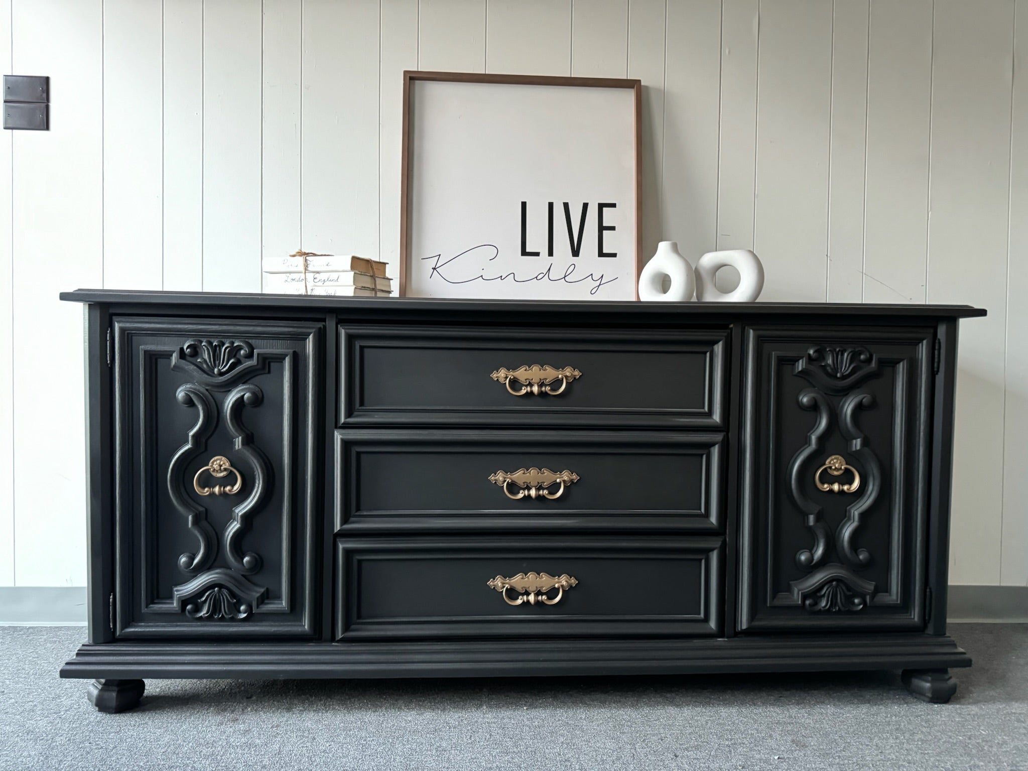 Broyhill Large Black Dresser – VillelasCo Furniture