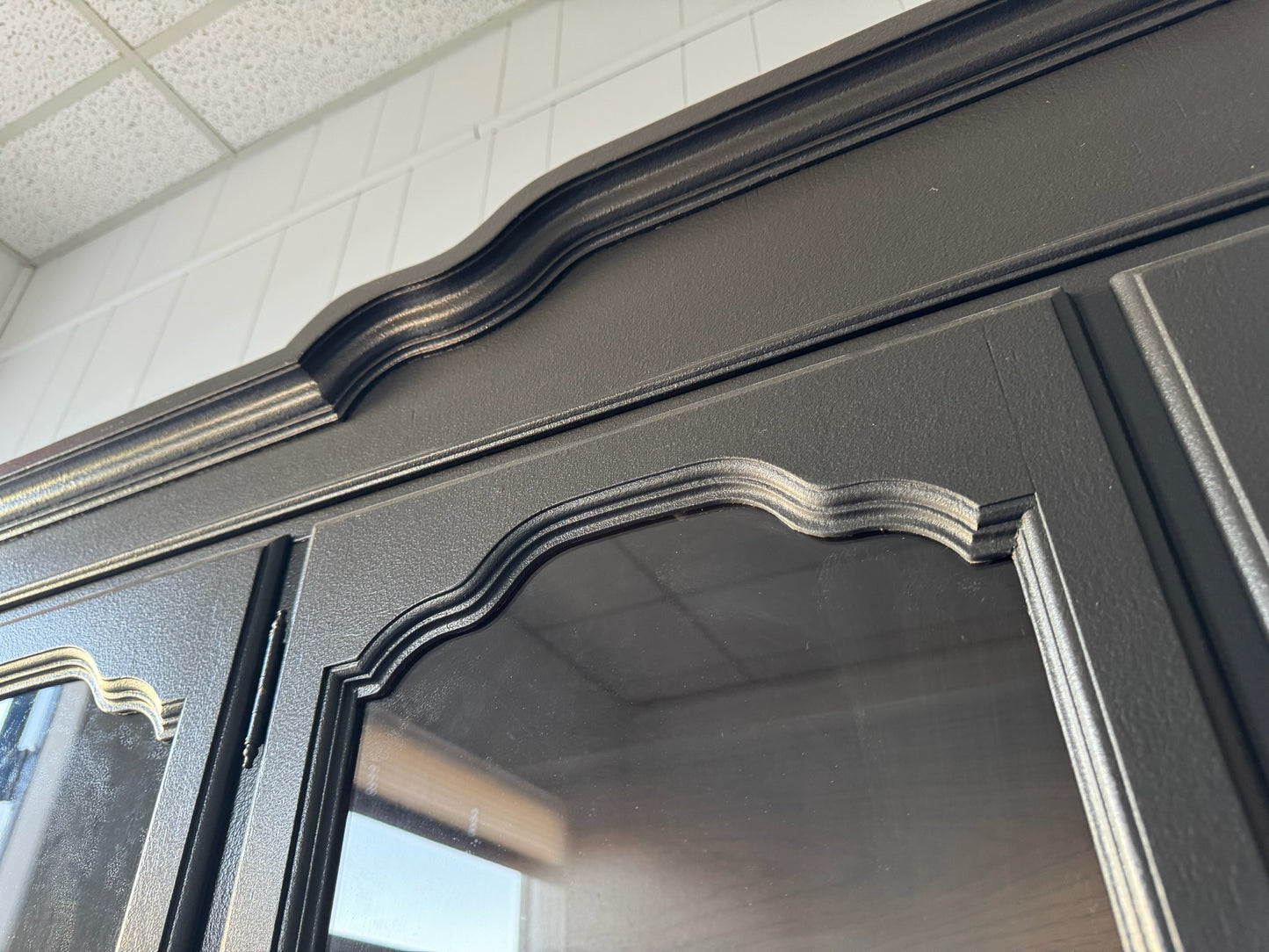 Arched Hutch with Wood Base
