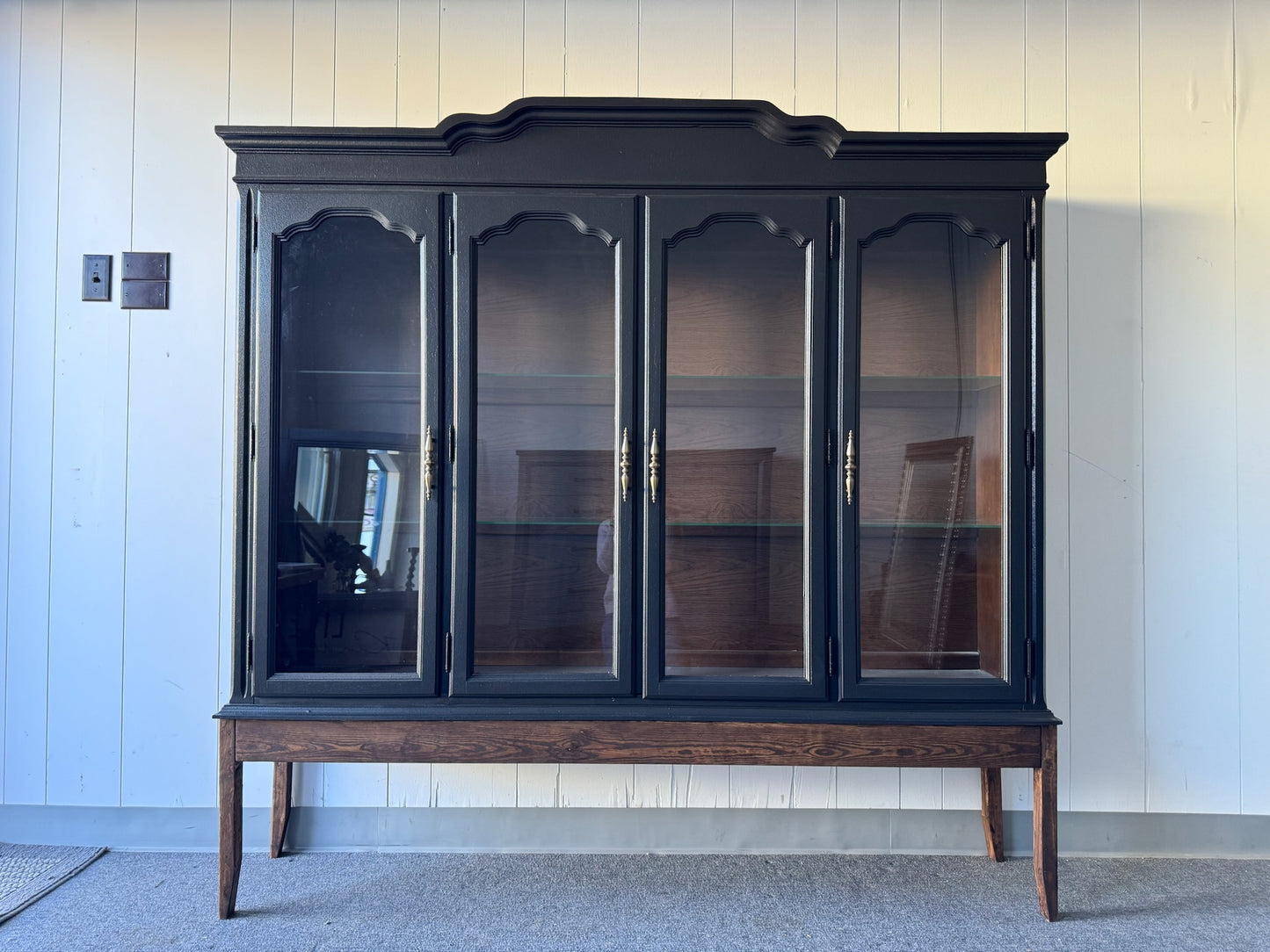 Arched Hutch with Wood Base