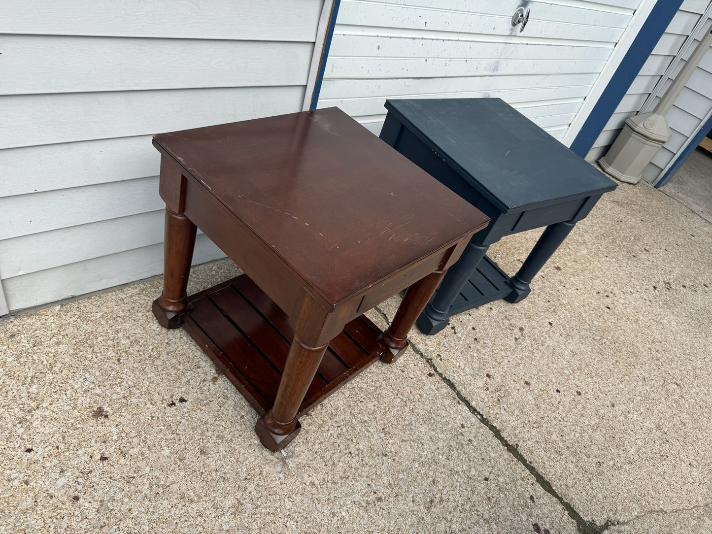 Set of 2 Nightstands/ Side Tables