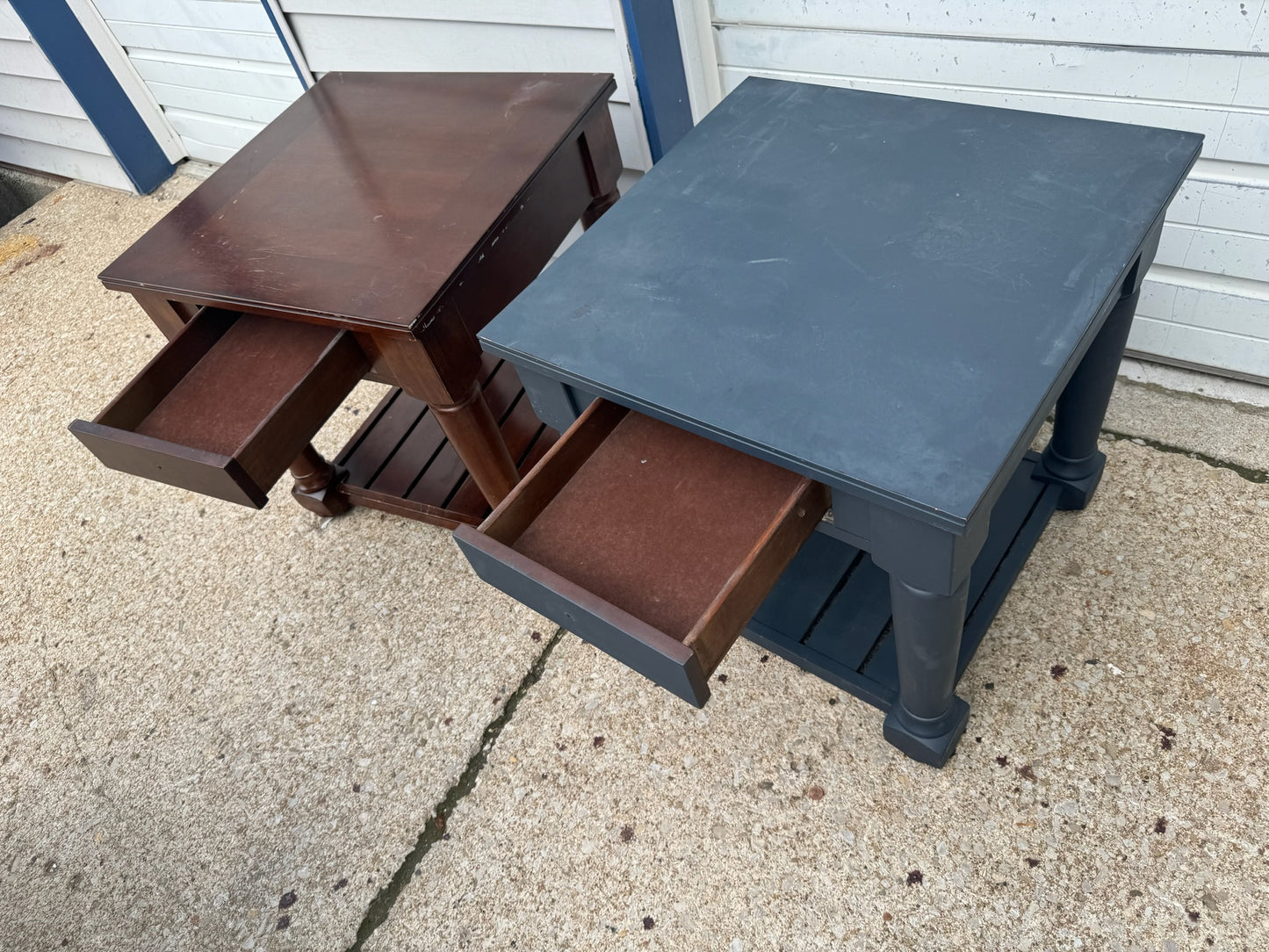 Set of 2 Nightstands/ Side Tables