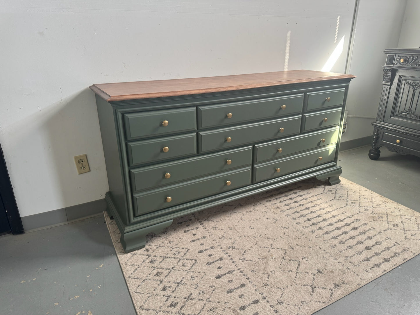 Green Solid Wood 8-Drawer Dresser with Stained Top