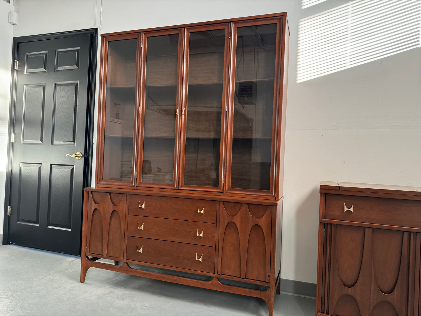 Authentic Broyhill Premier Brasilia Hutch (Free Delivery/Shipping)