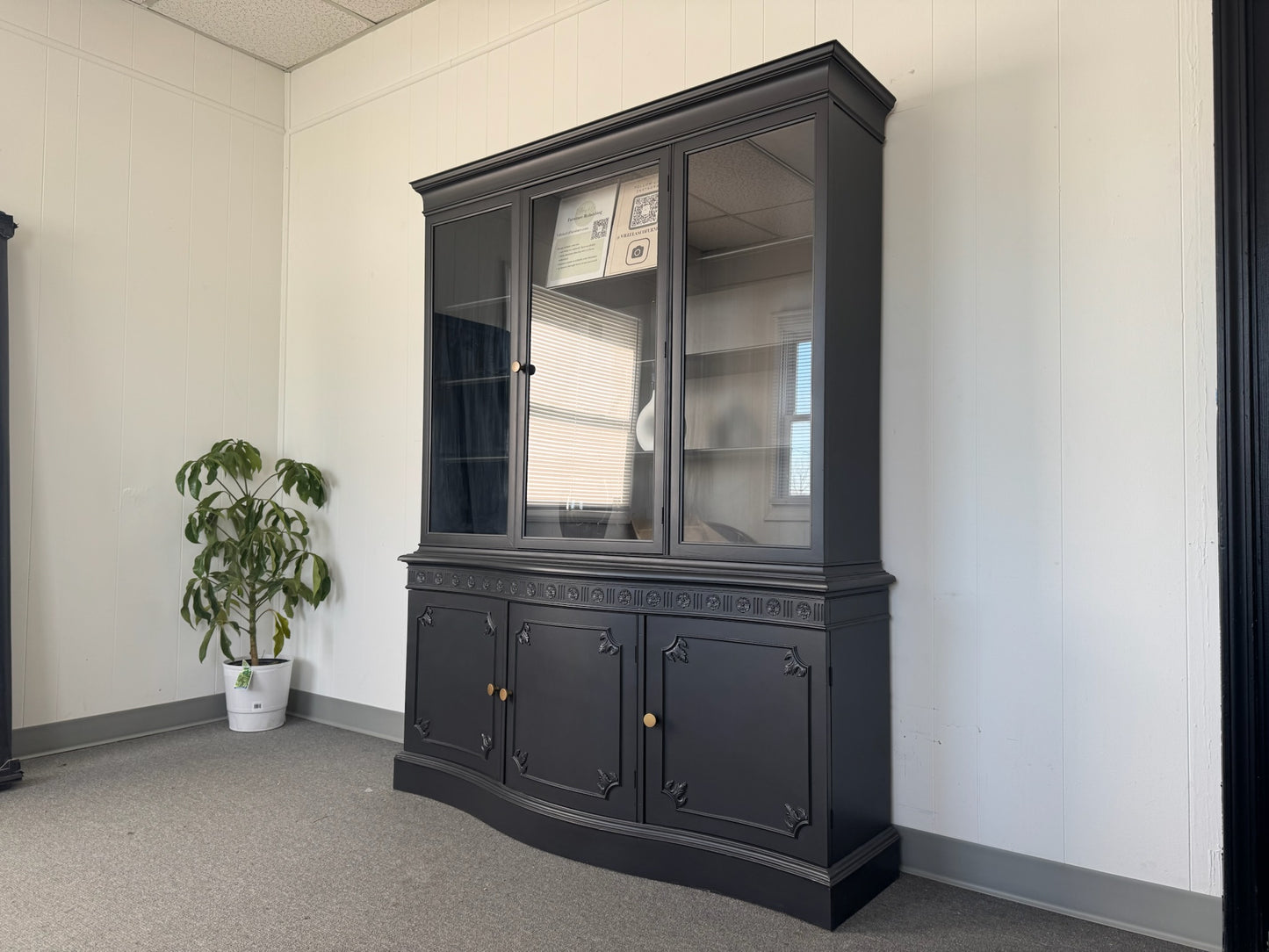 Large Black Hutch