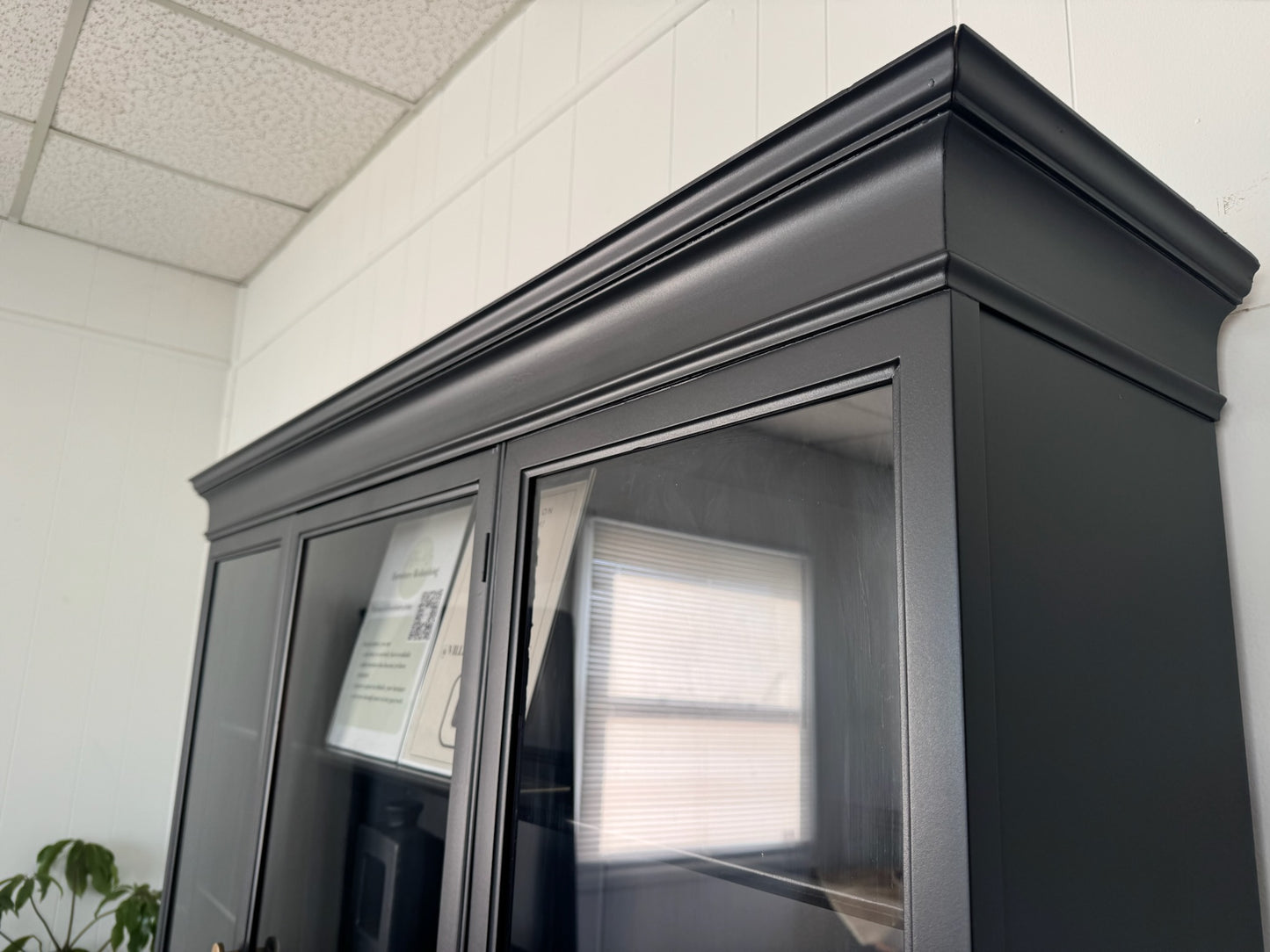 Large Black Hutch