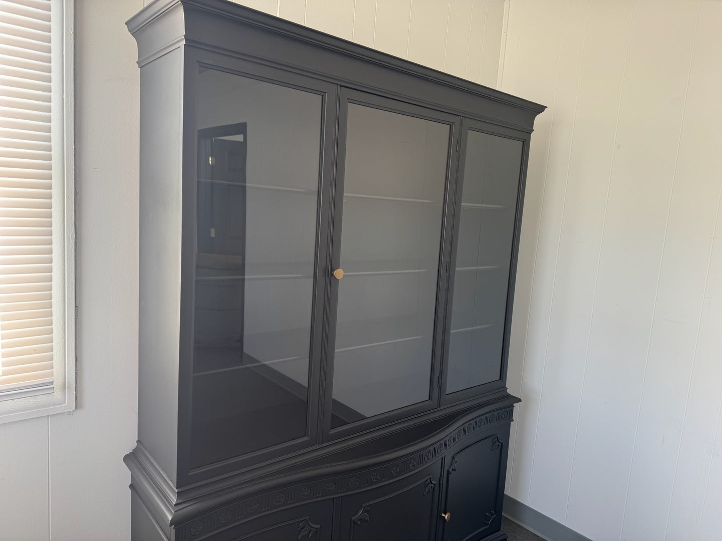 Large Black Hutch