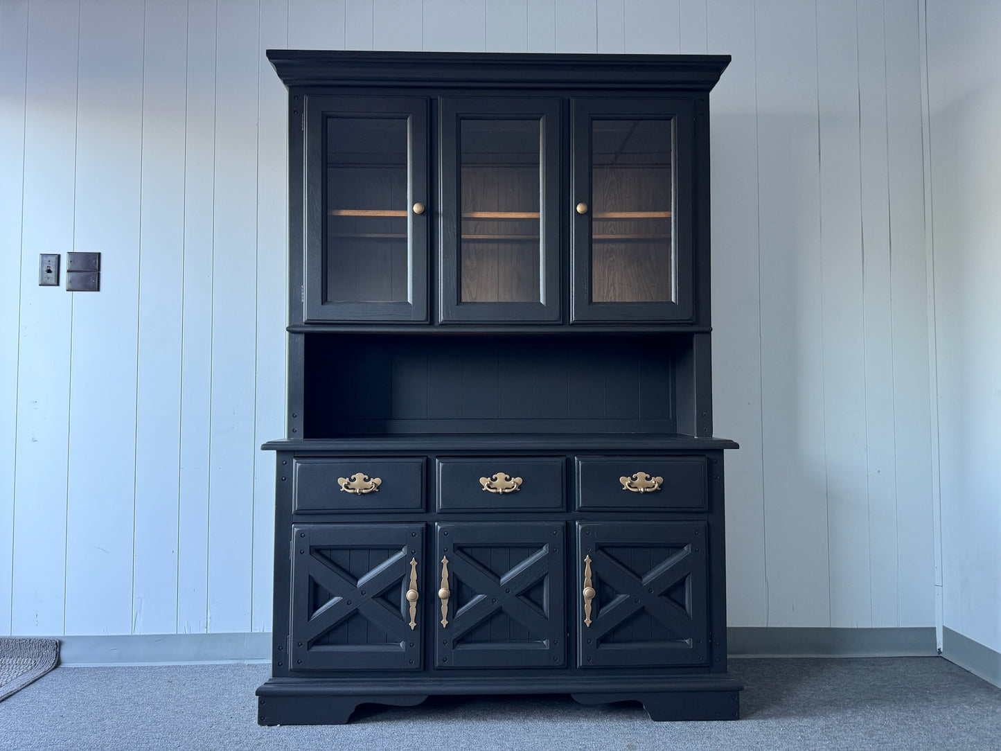 Large Black Hutch