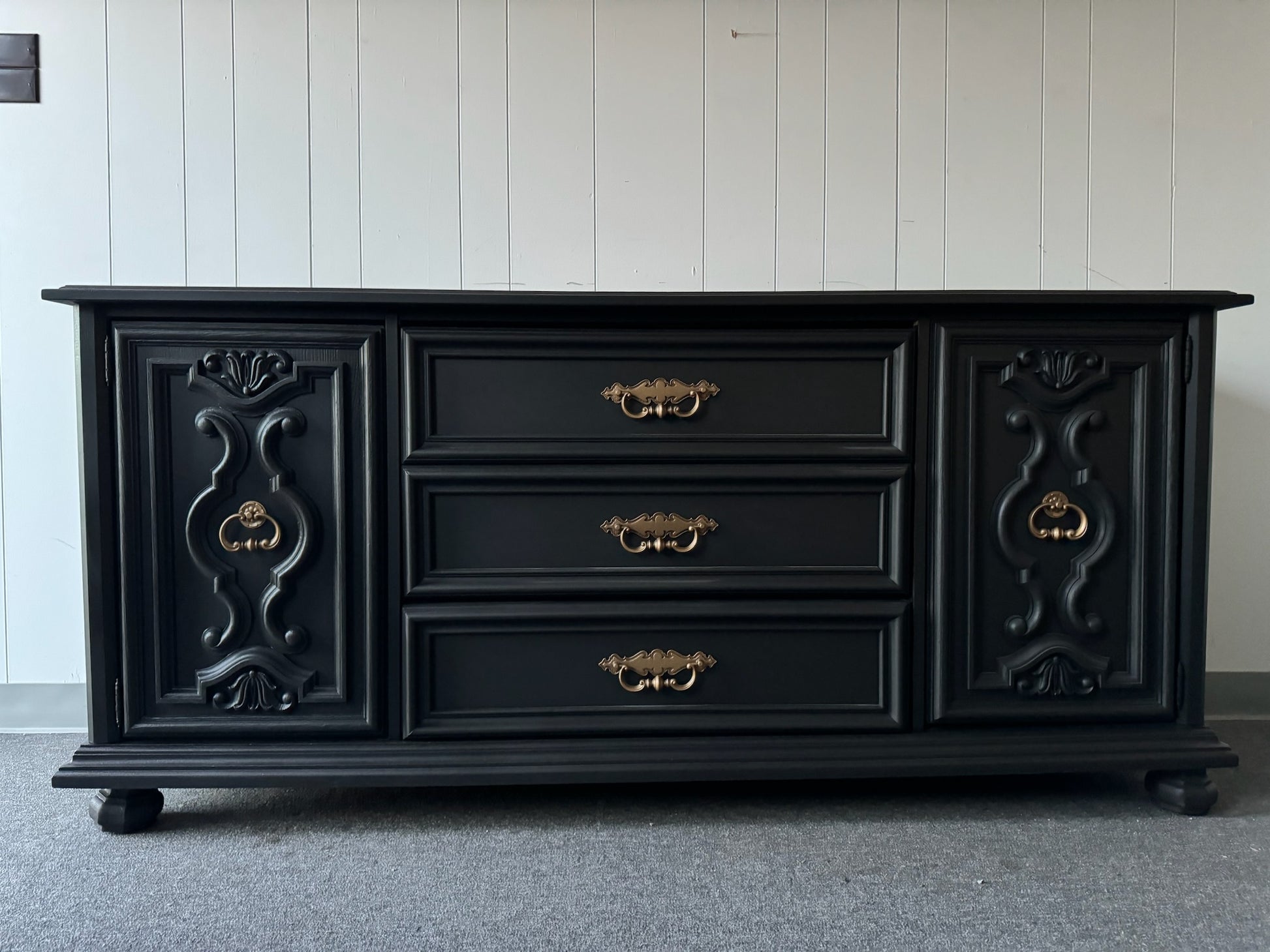 Broyhill Large Black Dresser – VillelasCo Furniture