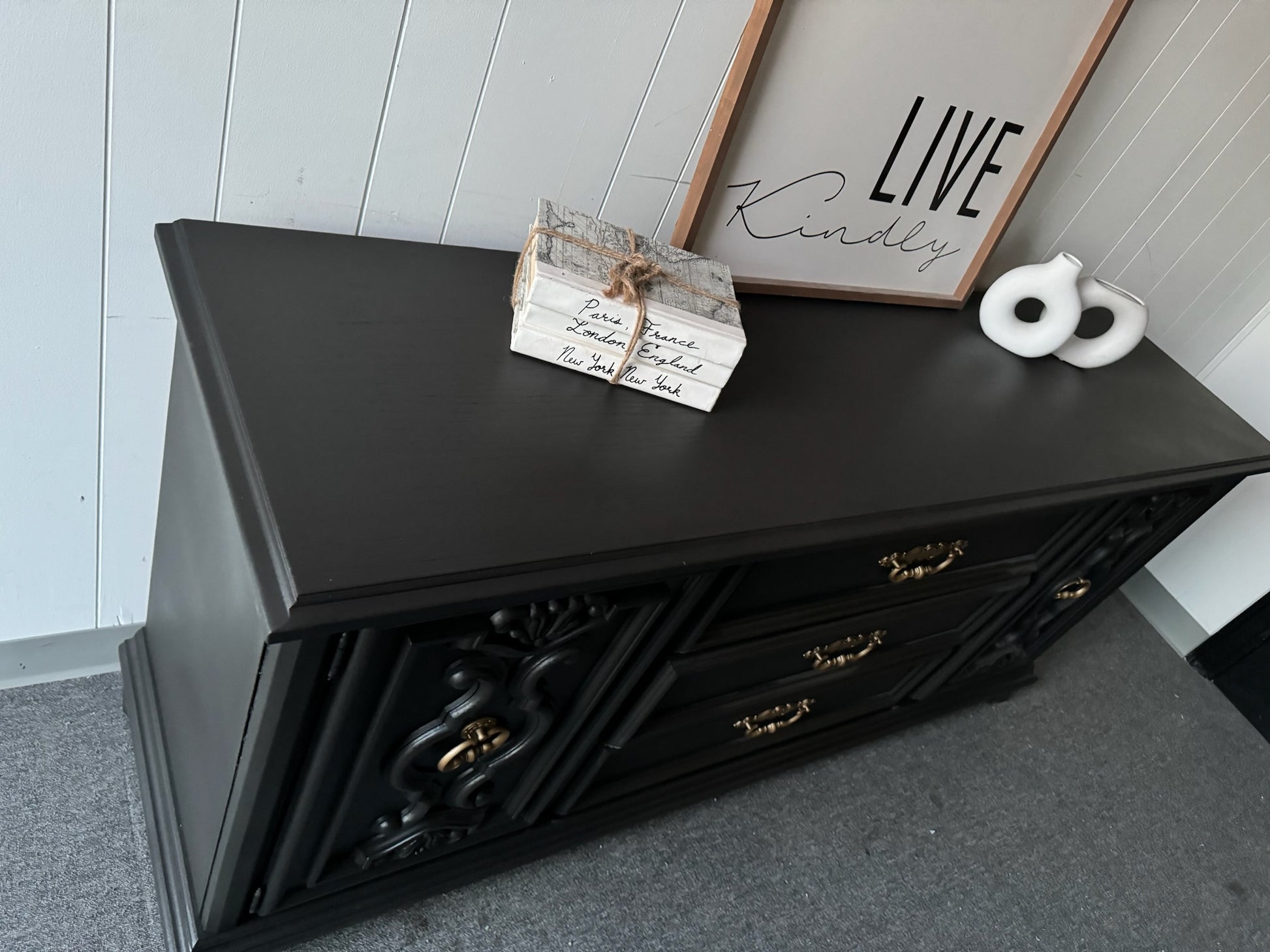Broyhill Large Black Dresser – VillelasCo Furniture