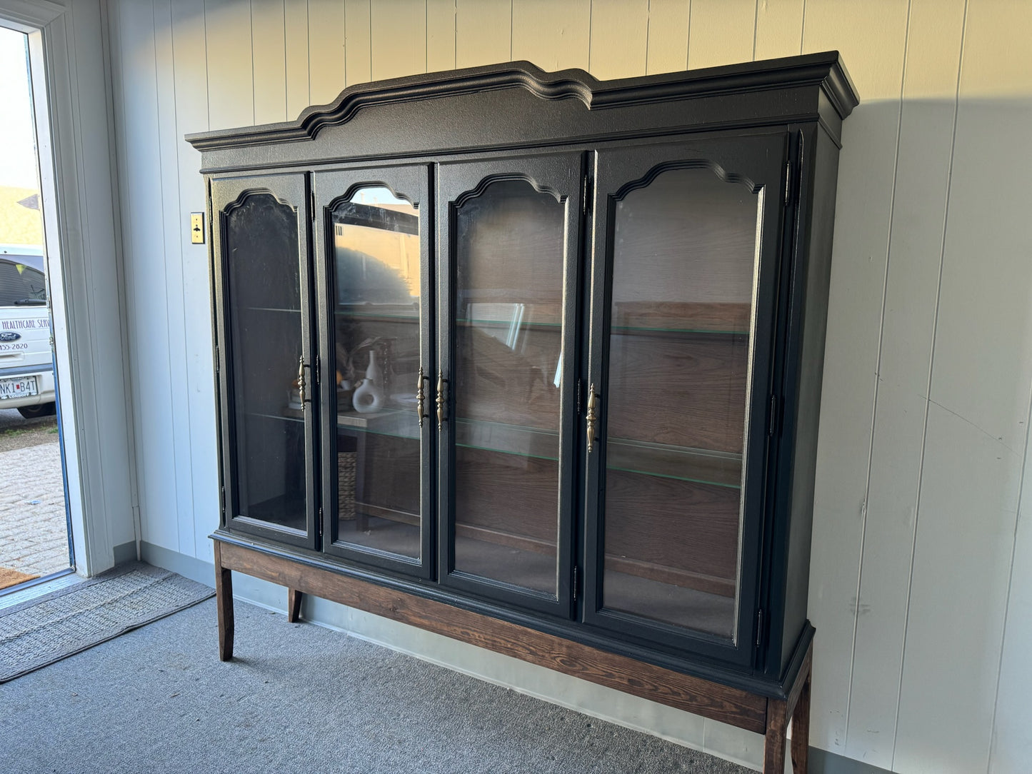 Arched Hutch with Wood Base