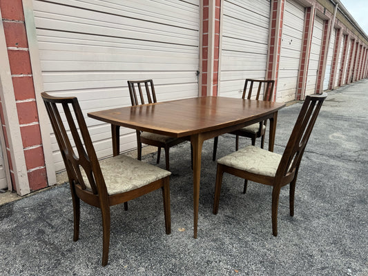 Broyhill Brasilia Dining Set