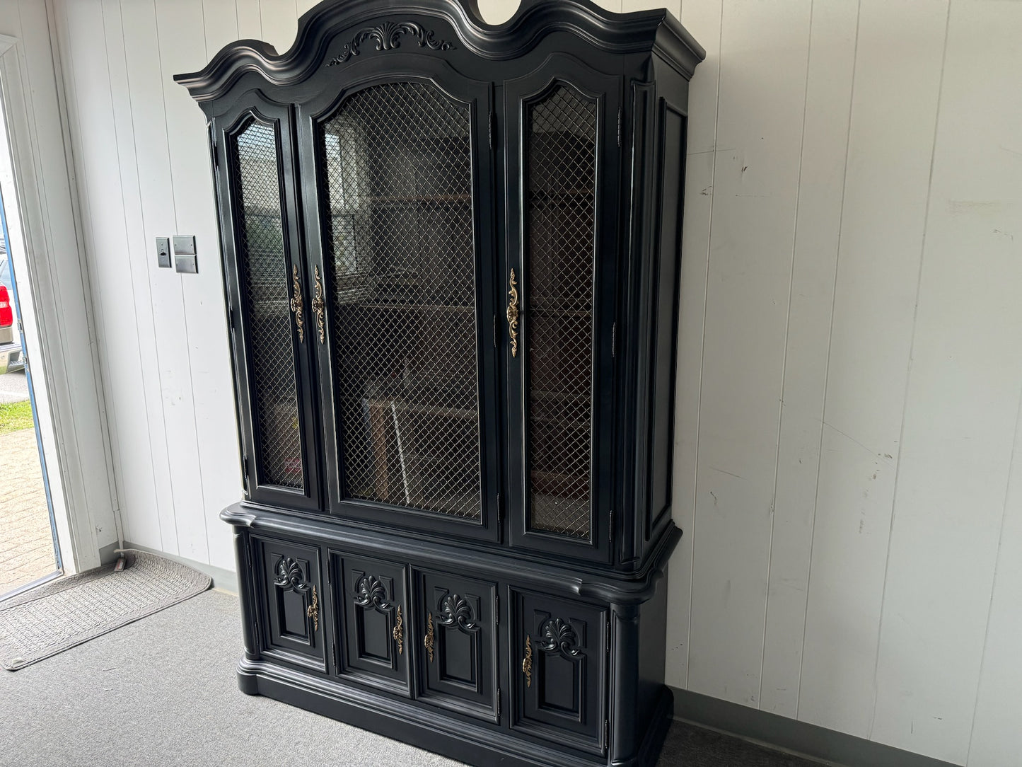 Large Black Hutch