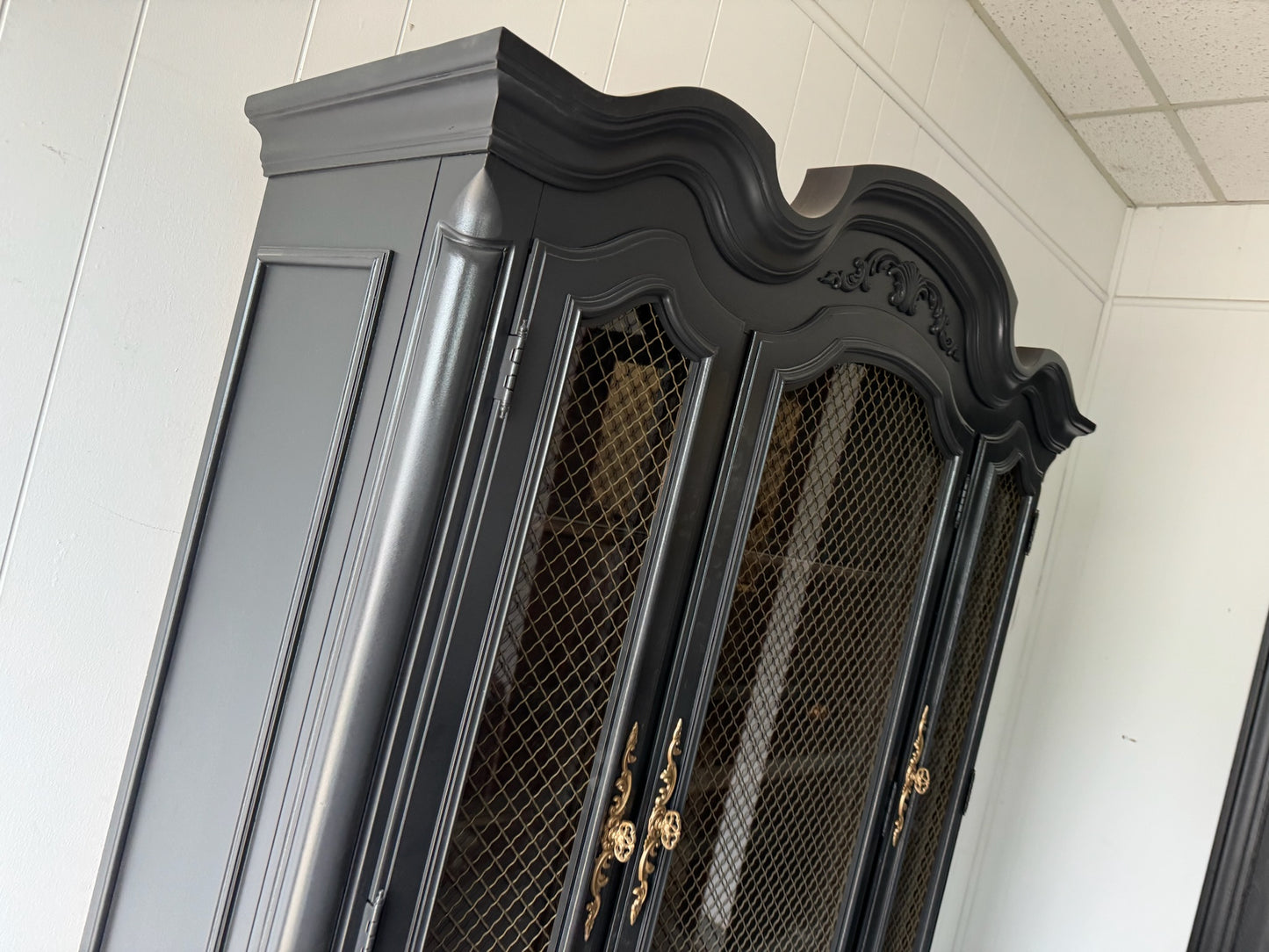 Large Black Hutch