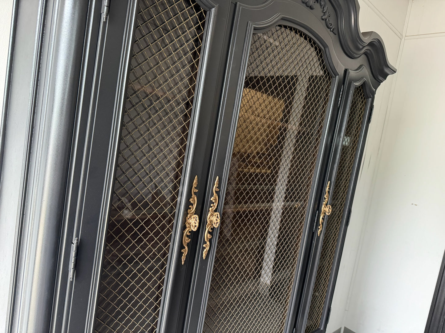 Large Black Hutch