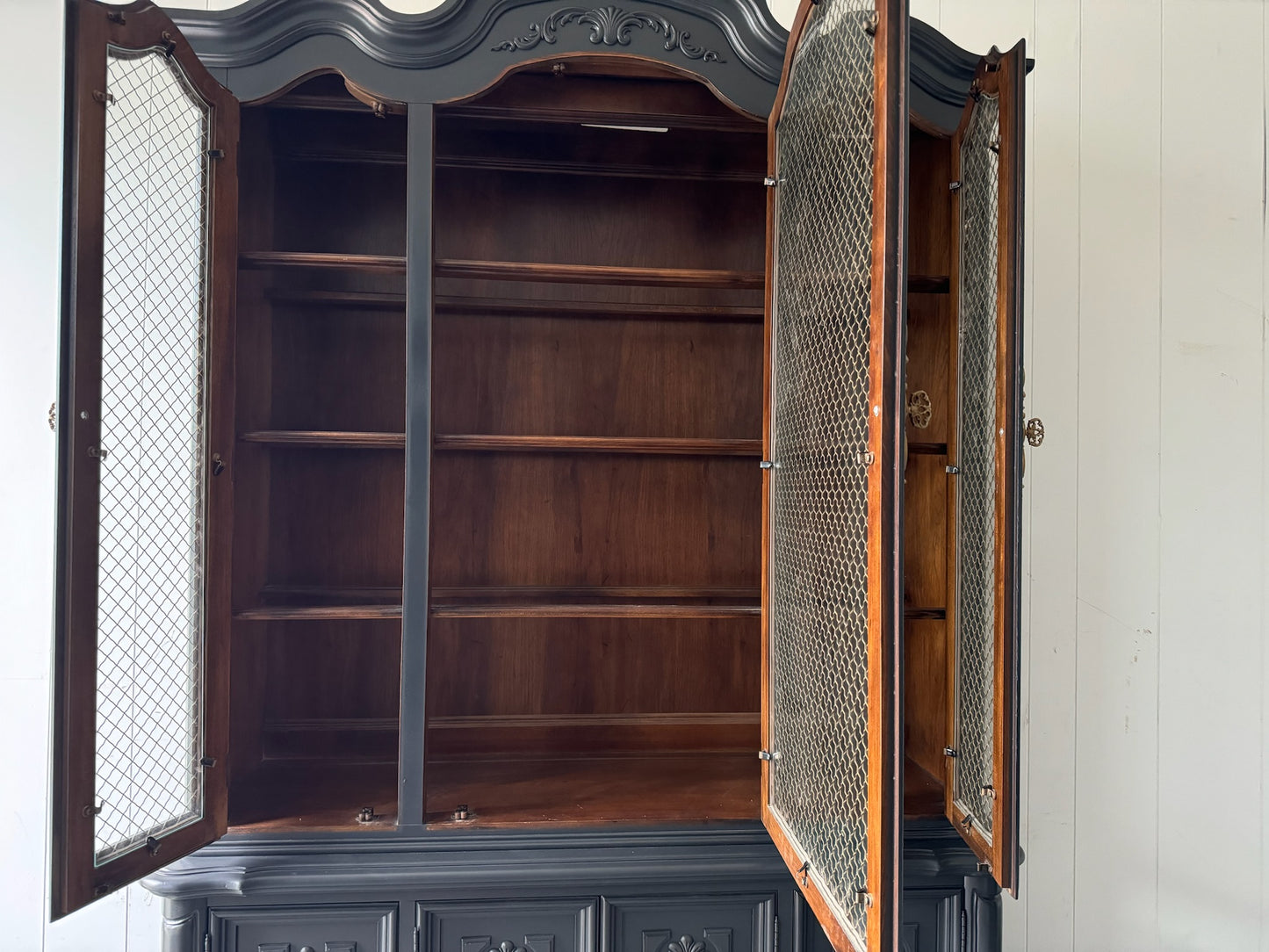 Large Black Hutch